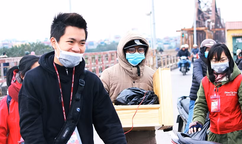 Thế nhưng, vẫn có những hình ảnh không đẹp trong ngày ông Công ông Táo năm nay. Dẫu cho các tình nguyện viên nỗ lực nhắc nhở, nhưng một số người dân vẫn không hợp tác, nhất định thả cá thả luôn cả bàn thờ, tàn tro xuống sông.