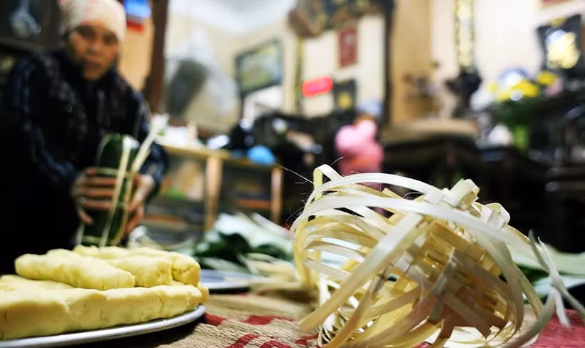 Truyền thống gói bánh chưng ngày Tết ở nước ta có từ thời Vua Hùng. Trải qua nhiều thăng trầm của lịch sử, phong tục gói bánh chưng ngày Tết để dâng lên tổ tiên vẫn không hề bị mai một.