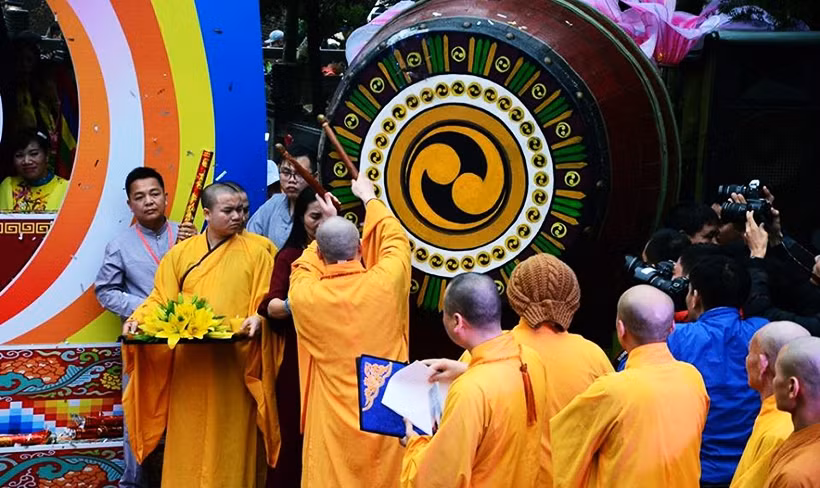 Theo ghi nhận của PV Kiến Thức tại lễ hội chùa Hương, đúng 9h sáng nay (21/2, tức mùng 6 Tết), Thượng tọa Thích Minh Hiền - Trụ trì chùa Hương đã lên đánh trống chính thức khai hội năm 2018.