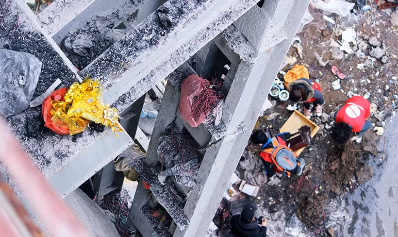 Tàn hương, chân hương, rác thải vẫn bị mắc dưới các khe chân cầu Long Biên vô cùng nhếch nhác.