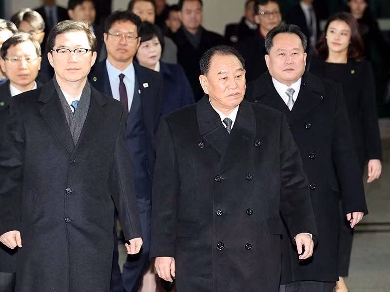 Ông Kim Yong-chol (giữa) cùng phái đoàn cấp cao Triều Tiên đến trạm kiểm soát tại biên giới liên Triều. Ảnh: YONHAP.