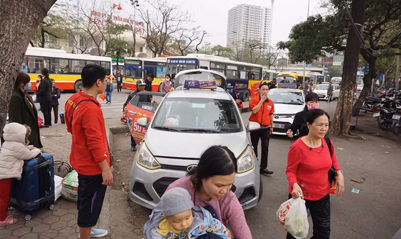 Ghi nhận của PV Kiến Thức từ khoảng 16h chiều nay (20/2), hàng vạn người dân đổ dồn về Thủ đô Hà Nội để chuẩn bị làm việc sau đợt nghỉ Tết Mậu Tuất 2018 khiến nhiều tuyến đường vào thành phố ùn tắc giao thông nghiêm trọng. Trong ảnh, tay xách nách mang tại bến xe Giáp Bát.