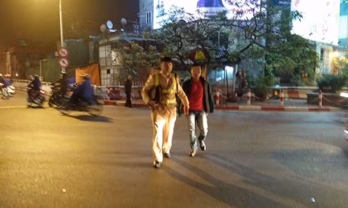 CSGT kịp thời cứu anh T. định nhảy cầu Chương Dương tự tử do giận vợ.