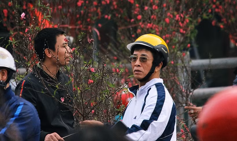 Người bán, người mua trả giá.