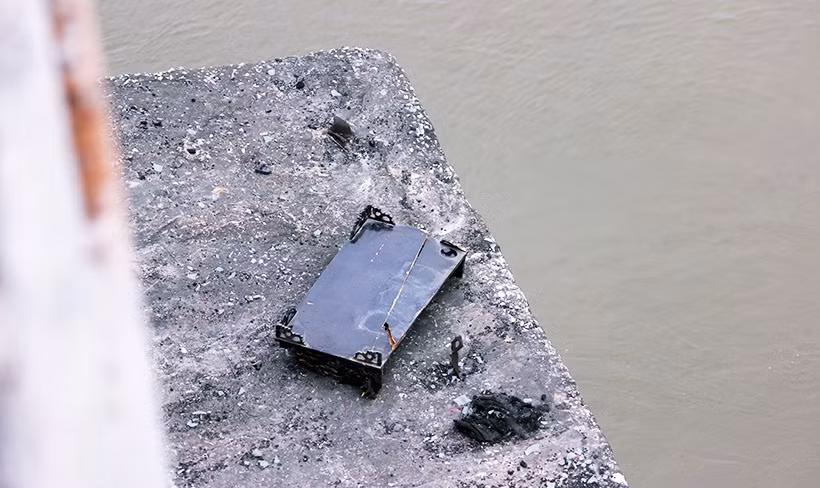 Một số người dân khác không ngần ngại ném luôn cả bàn thờ xuống khu vực chân cầu Long Biên tiễn ông Công ông Táo.