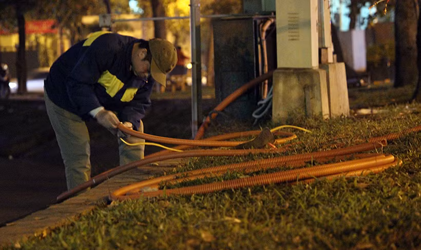 Đến khoảng 18h45, một nhóm công nhân khác cũng đang khẩn trương lắp ráp hệ thống đèn điện xung quanh bờ hồ Thiền Quang để chiếu sáng, bảo vệ thiên nga.