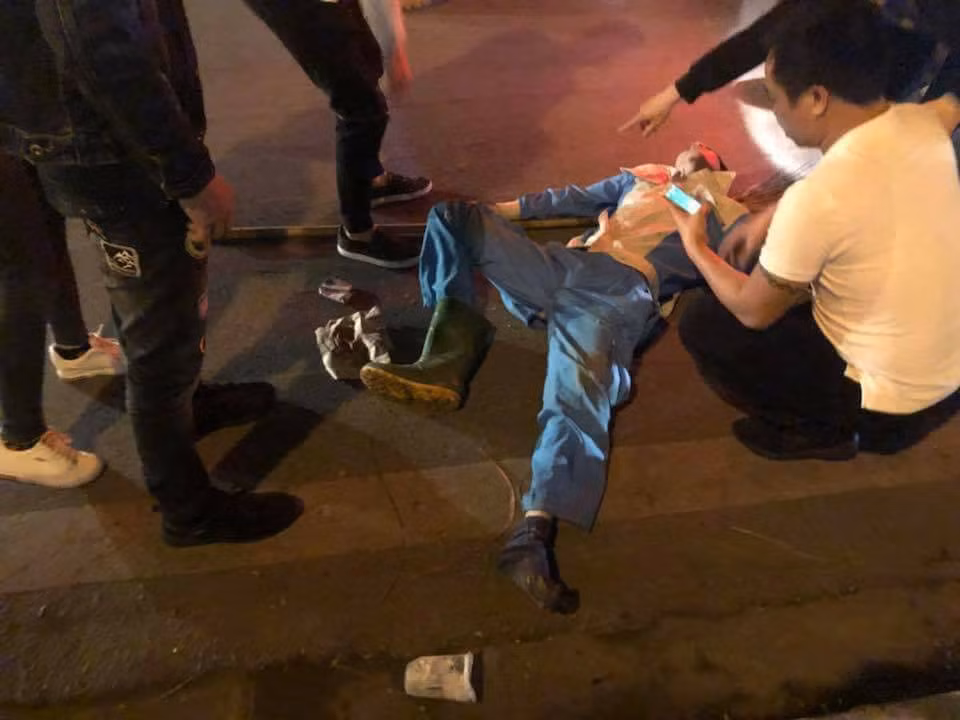 Công nhân Hải bị xe máy đâm ngất tại chỗ.