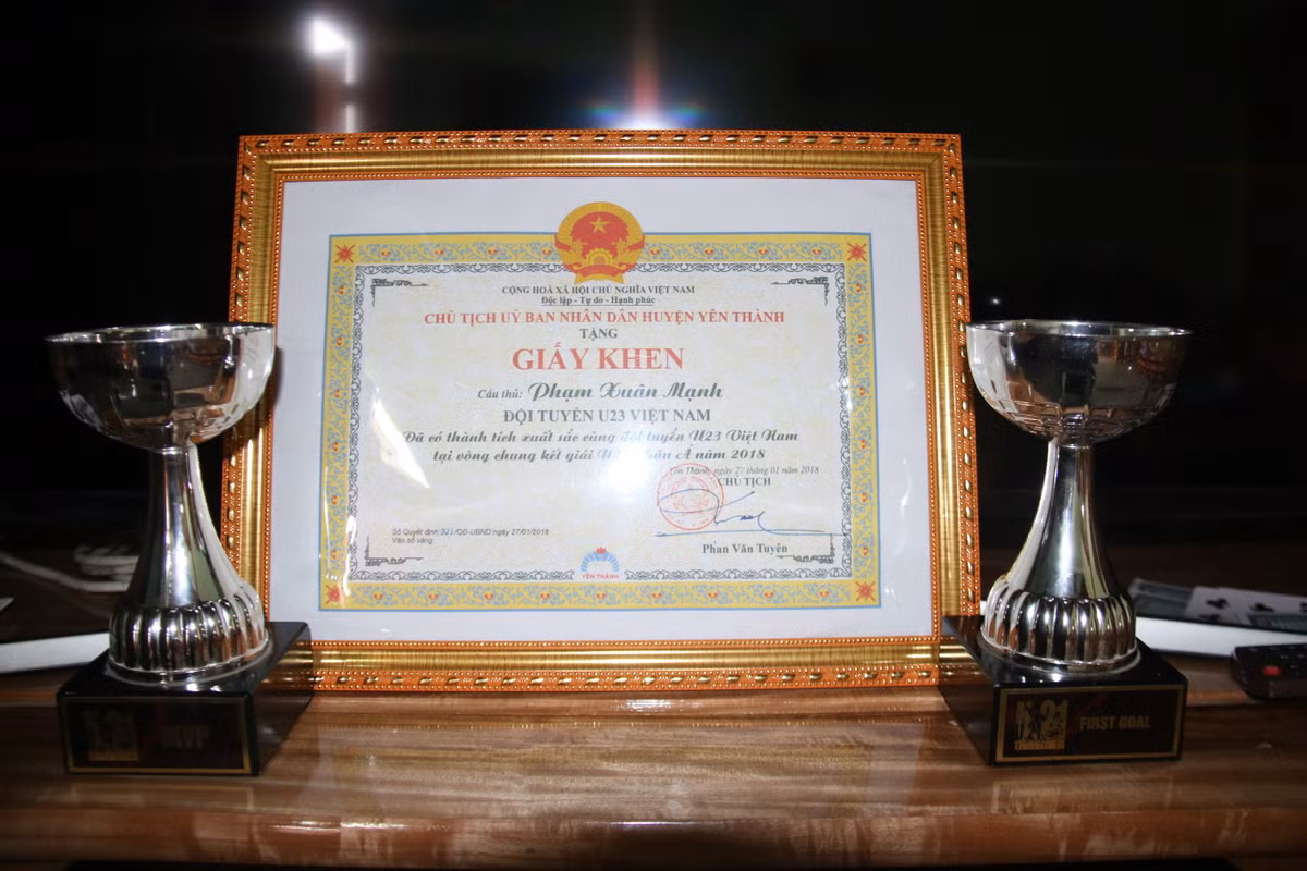 Những thành tích của Xuân Mạnh được bố mẹ lưu giữ một góc rất trang trọng trong nhà. Ảnh: Ngọc Trang.