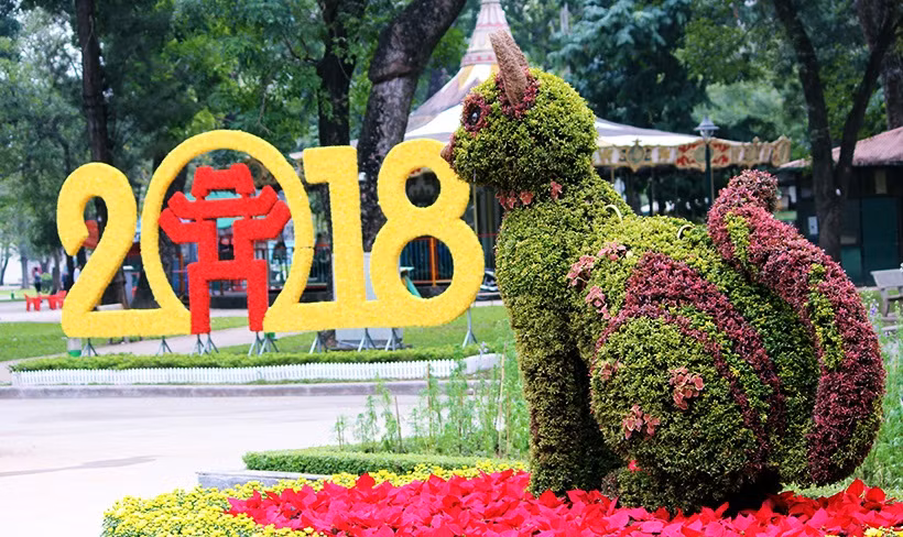 Dưới bàn tay khéo léo của những nghệ nhân chăm sóc, tạo hình cây cảnh, hình ảnh con mèo "khổng lồ" ở công viên Thống Nhất được tạo nên vô cùng dễ thương.