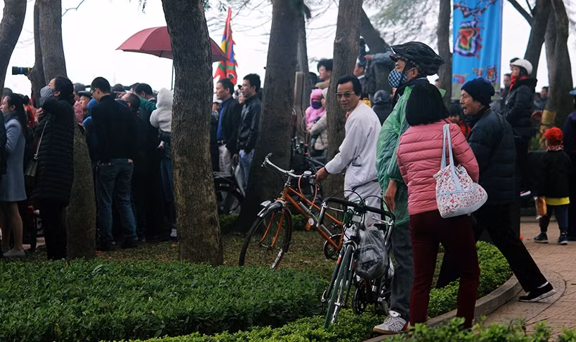 Nhiều người lớn tuổi mang hẳn xe đạp, dẫm thẳng lên bồn hoa, thảm cỏ được trồng ở khu vực hồ Tây.