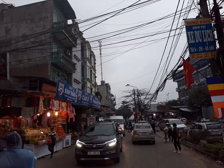 Những con đường chính dẫn vào chùa Hương, phương tiện bắt đầu tăng lên vào ngày 20/2 (tức mùng 5 Tết).