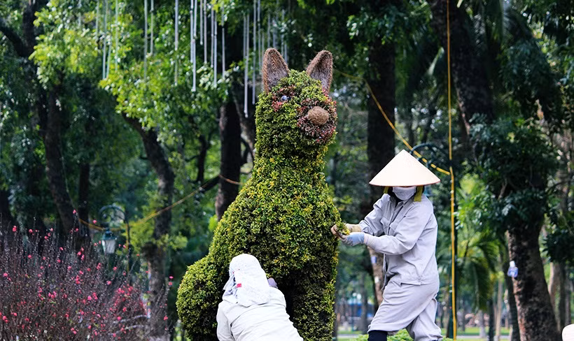 Do Tết năm nay là Mậu Tuất, nên hình tượng chú chó tượng trưng cho năm được đặt ở cổng chính của một cửa ra vào công viên Thống Nhất.