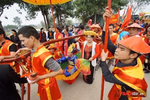 Bốn vị “quan tứ trụ triều đình” gồm có quan Thự vệ, quan Tán Lý, quan Đề lĩnh và quan Trấn thủ. Tất cả đều phải trên 60 tuổi.