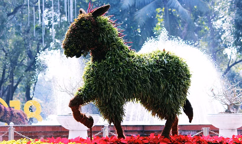 Những con giáp được trang trí ở công viên Thống Nhất không chỉ thể hiện sự gắn bó, hài hòa với thiên nhiên mà còn góp phần gìn giữ nét đẹp văn hóa truyền thống đầu Xuân của người Việt Nam. Hình ảnh chú ngựa như đang chạy tung tăng. Ý nghĩa tượng trưng những người tuổi ngựa (Ngọ) thường ăn nói dịu dàng, thoải mái và rộng lượng, dễ được nhiều người mến chuộng nhưng họ ít khi nghe lời khuyên can. Tuy nhiên có tính khí rất nóng nảy nhưng thường được cho là có tính thanh sạch, cao quý và thông thái. Người tuổi này thường được quý trọng do thông minh, mạnh mẽ và đầy thân ái tình người. Tốc độ chạy của ngựa làm người ta liên tưởng đến mặt trời rọi đến trái đất hàng ngày. Trong thần thoại, mặt trời được cho là liên quan đến những con ngựa đang nổi cơn cuồng nộ.