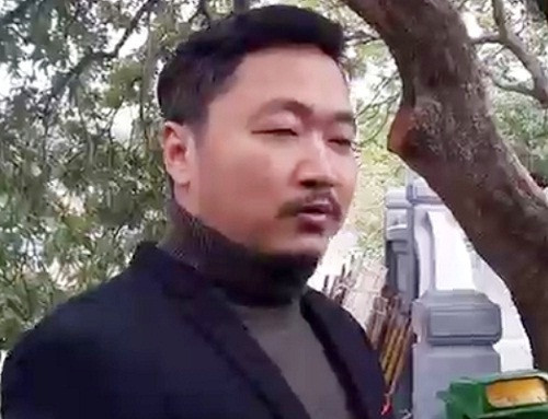 Ông Trần Nhữ Giáp trao đổi thông tin với báo chí.