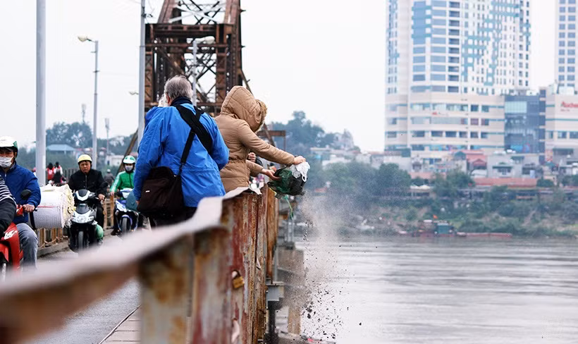 Quan niệm của người Việt Nam, “cá vượt Vũ môn” hay “cá chép hóa rồng” còn mang ý nghĩa của sự thăng hoa, biểu tượng của tinh thần vượt khó, sự kiên trì, bền chí chinh phục tri thức để đi tới thành công, biểu trưng cho nhân cách thanh cao tiềm ẩn hoặc hướng đến một kết quả tốt đẹp. Tuy nhiên nhìn những hình ảnh trong ngày thả cá chép như thế này thì vô cùng xấu xí.