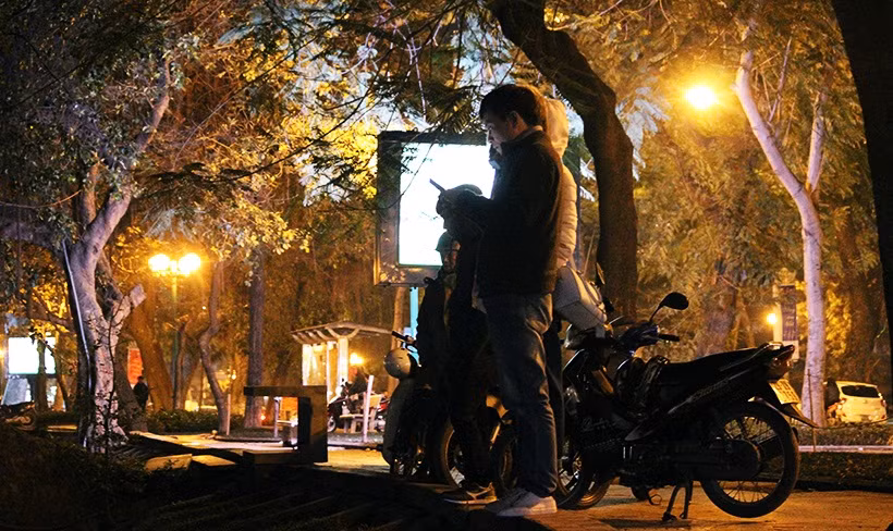 Hầu hết người dân đều tỏ ra thích thú vì được tận mắt nhìn thấy thiên nga bất chấp thời tiết có đang lạnh lẽo.