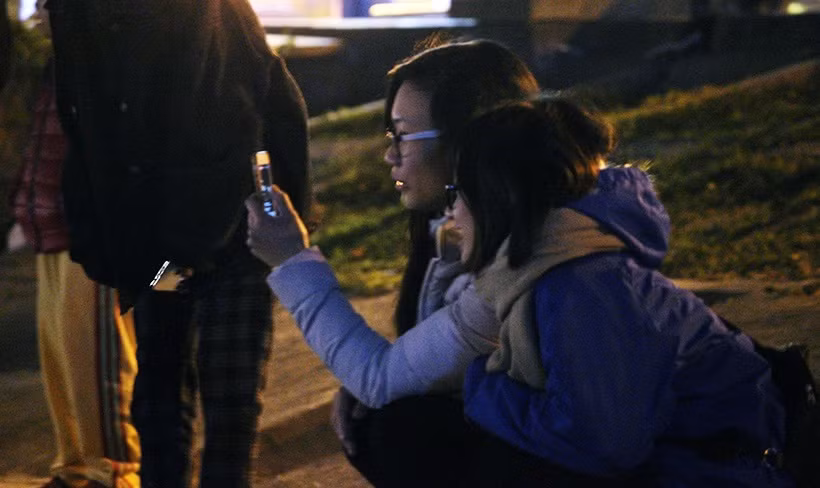 Một số người vừa tỏ ra tò mò, vừa phấn khích và chụp lại hình ảnh thiên nga khi thấy chúng di chuyển lên sát phía bờ hồ Thiền Quang (Hà Nội).