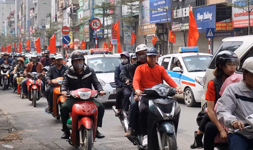 Một số tuyến đường khu vực trung tâm Hà Nội, lượng phương tiện bắt đầu tăng lên từ cuối giờ chiều. Ảnh đường Nguyễn Lương Bằng (Đống Đa, Hà Nội).