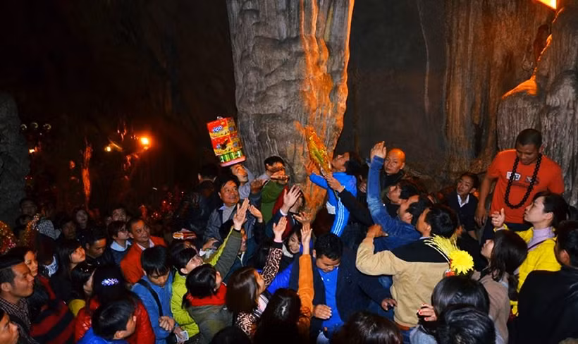 Ngoài ra, trong ngày khai hội chùa Hương vẫn còn nhiều du khách ngồi lên một số vật linh thiêng trong động Hương Tích để ngủ vì quá mệt mỏi.