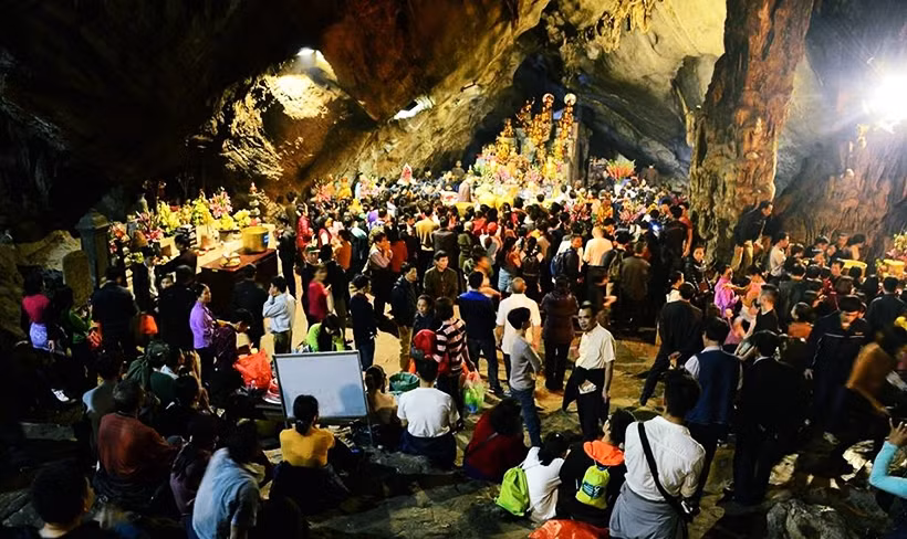 Biển người đứng ngồi kín trong động Hương Tích.