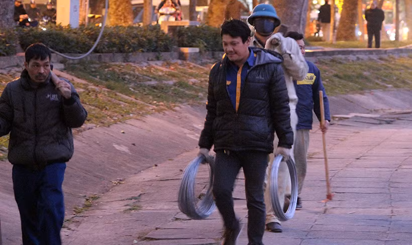 Ghi nhận của PV Kiến Thức lúc 18h15 ngày 7/2, các công nhân thuộc Công ty Thoát nước Hà Nội vẫn đang tiến hành đóng cọc, giăng lưới ở xung quanh khu vực hồ Thiền Quang (Hà Nội) nhằm bảo vệ đàn thiên nga 12 con.