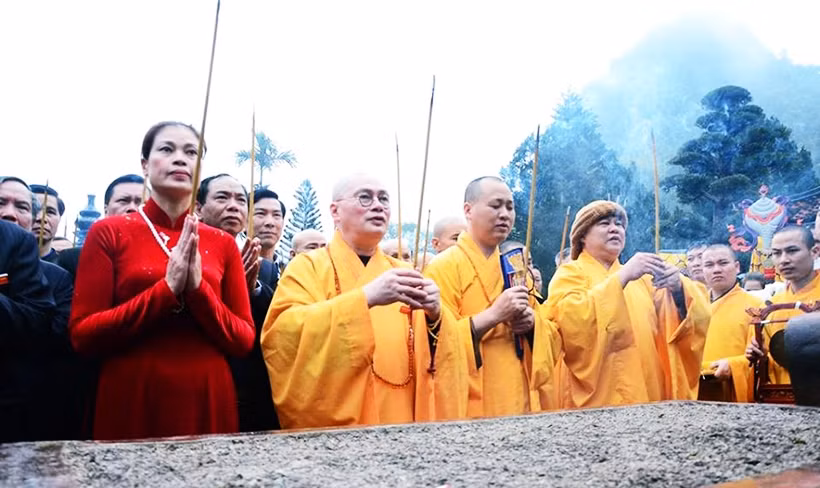 Các đoàn đại biểu cùng các sư thầy lên thắp hương.