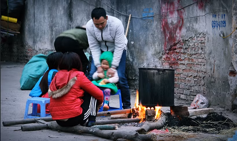 Mọi người cùng nhau ngồi bên nồi bánh chưng đỏ rực, nghi ngút khói tỏa vừa ôn lại những kỷ niệm đã qua vừa thể hiện tình cảm gia đình sum vầy đoàn tụ, ấm áp và an lành.