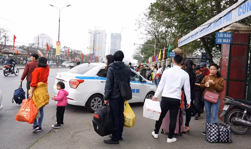 Việc bắt taxi rất khó khăn ở nhiều bến xe vì nhu cầu quá lớn trong khi lượng xe phục vụ không nhiều.