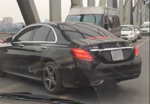 Hình ảnh chiếc xe quay đầu trên cầu Chương Dương (Hà Nội) gây ùn tắc.