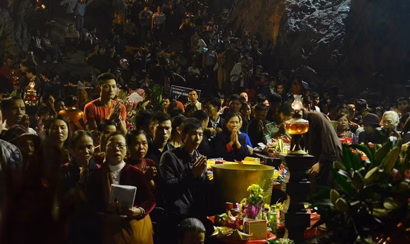 Du khách cùng nhau cầu nguyện trong động Hương Tích để cầu một năm sức khỏe tốt, tiền tài và gặp nhiều may mắn... Tuy nhiên, sẽ đẹp hơn nếu như một bộ phận du khách không có những hành động phản cảm.