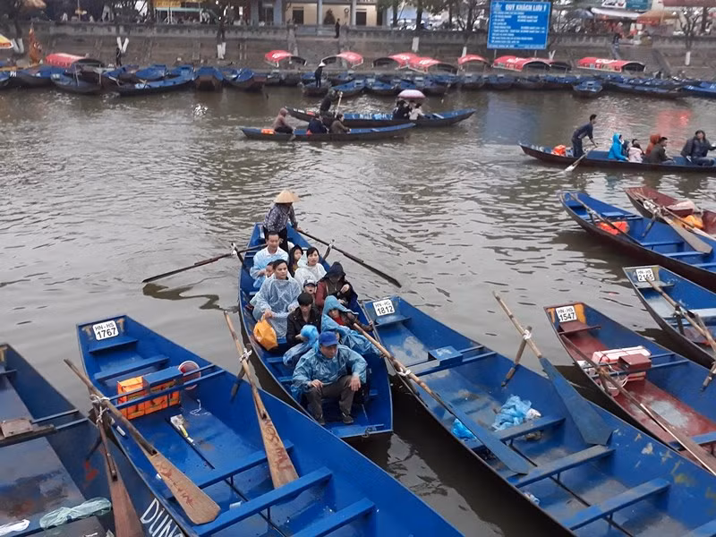 4.500 thuyền phục vụ cho du khách đến trẩy hội được sơn xanh, đã sẵn sàng.