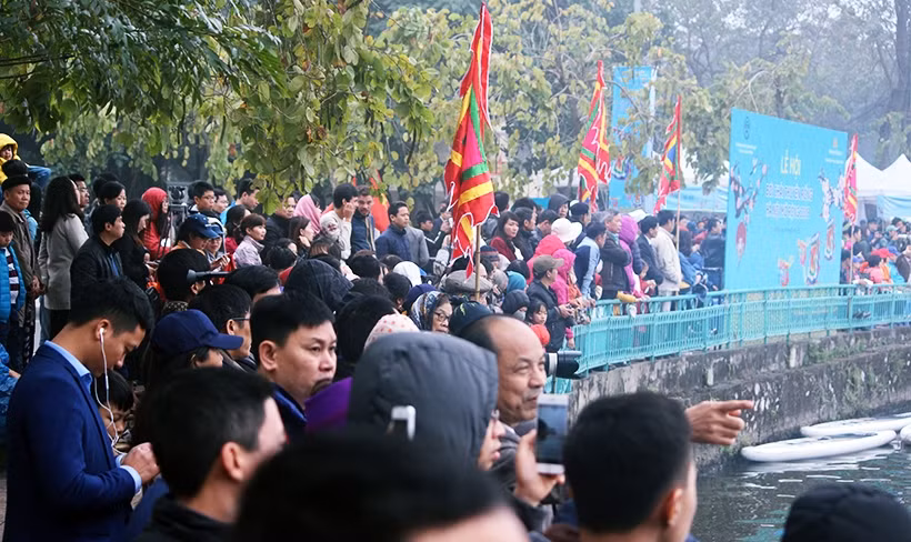 Đây là lần đầu tiên Hà Nội tổ chức lễ hội đua thuyền rồng, nhưng mở rộng nên thu hút được hàng nghìn người dân Thủ đô cùng với người dân khắp các tỉnh thành đến theo dõi.