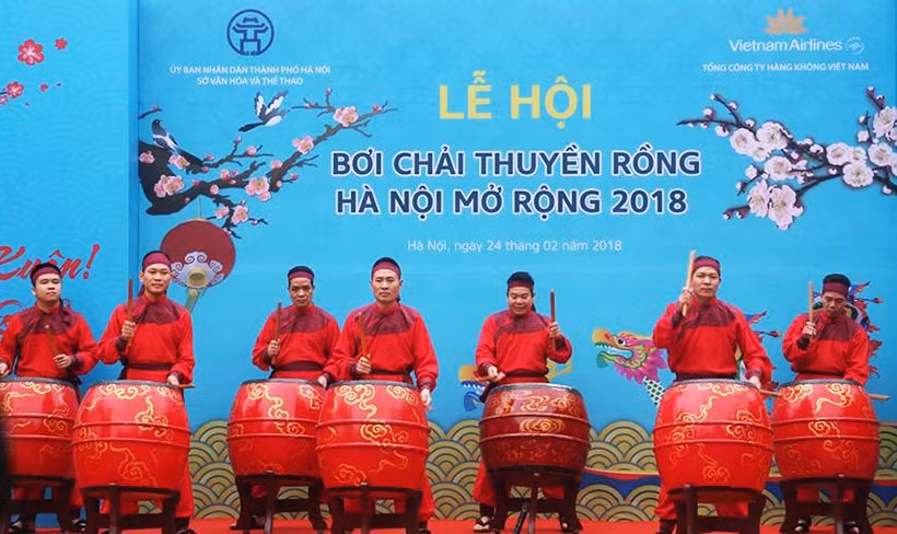 Sáng ngày 24/2, Hà Nội đã phối hợp với các đơn vị tổ chức “lễ hội bơi chải thuyền rồng Hà Nội mở rộng năm 2018” trên hồ Tây (quận Tây Hồ, TP Hà Nội).