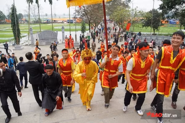 Dọc đường đi vua, chúa được che võng lọng.