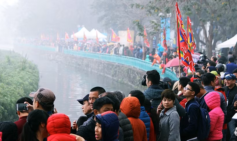 Thời tiết Hà Nội sáng nay có mưa phùn, rét nhưng không ngăn nổi bước chân của hàng nghìn người đến hồ Tây xem đua thuyền rồng.