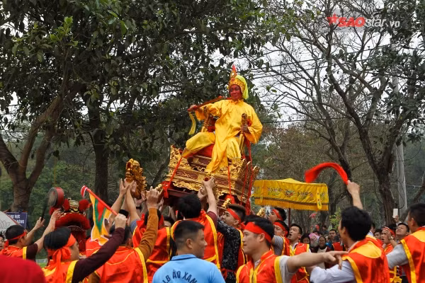 Sau khi “vua”, “chúa” cùng bá quan yên vị, yến tiệc bắt đầu; tan tiệc trống chiêng nổi lên rộn rã, theo nghi lễ truyền thống, “chúa” lên kiệu vào yết “vua”, sau đó “vua” lên kiệu và cuộc rước bắt đầu: “vua” lên bái vọng đức Huyền Thiên ở đền Sái và thực hiện nhiều nghi lễ khác ở đình, chùa. Ảnh: Thế Việt.
