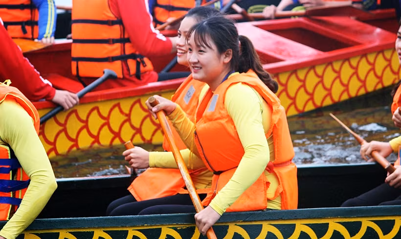 Tại lễ hội, các đội tham gia với hai nội dung đua thuyền rồng truyền thống (dành cho các đội của quận, huyện TP Hà Nội) và đua thuyền tiêu chuẩn (câu lạc bộ các tỉnh, thành).