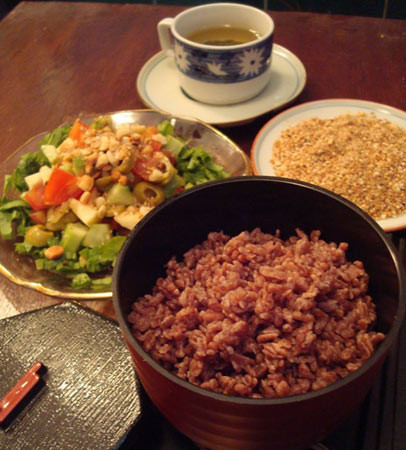 Ăn gạo lứt kèm rau củ xanh vừa giúp giảm cân vừa cải thiện sức đề kháng - Ảnh: Internet