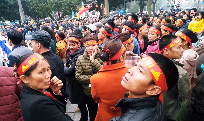 Hàng trăm cổ động viên của các đội thi tập trung đông kín xung quanh khu vực hồ Tây để cổ vũ.