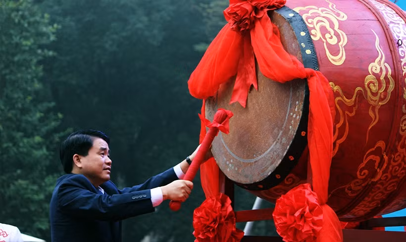 Chủ tịch UBND TP Hà Nội Nguyễn Đức Chung lên đánh trống chính thức khai mạc “ lễ hội bơi chải thuyền rồng Hà Nội mở rộng năm 2018”.