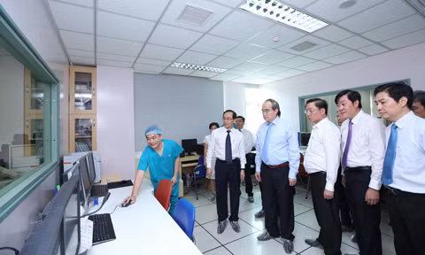 Bí thư Thành ủy TP.HCM thăm, chúc mừng các bác sĩ, điều dưỡng, nhân viên y tế tại BV Đại học y dược TP.HCM