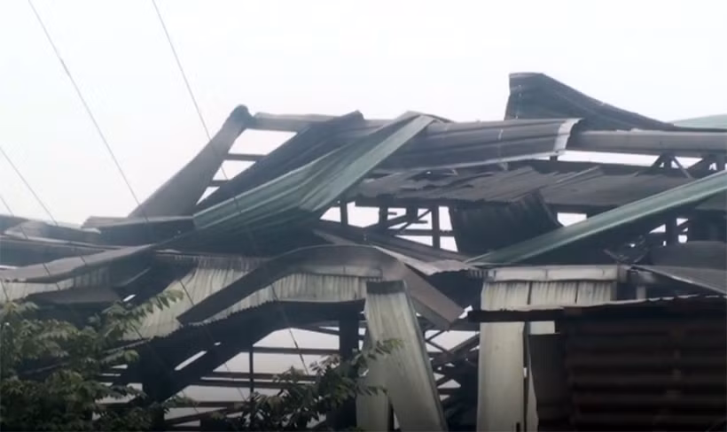 Mái tôn bị lật tung, vết khói lửa cháy vẫn bám lại đen xì.