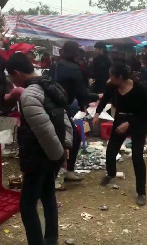 Hiện trường xảy ra vụ việc rất hỗn loạn.