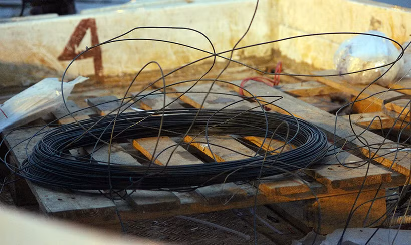 Các công nhân sử dụng dây sắt, lưới cuộn tròn và các cọc thép để giăng ra khu vực giữa hồ Thiền Quang. Theo một công nhân thuộc Công ty Thoát nước Hà Nội đang có mặt tại hồ: “Lưới quây sẽ cao khoảng 50cm, được giăng theo hình trụ, sau khi quây lưới xong sẽ cho thiên nga bơi bên trong nhằm đảm bảo an toàn, cũng như tránh việc bị kẻ gian bắt trộm mất thiên nga”.