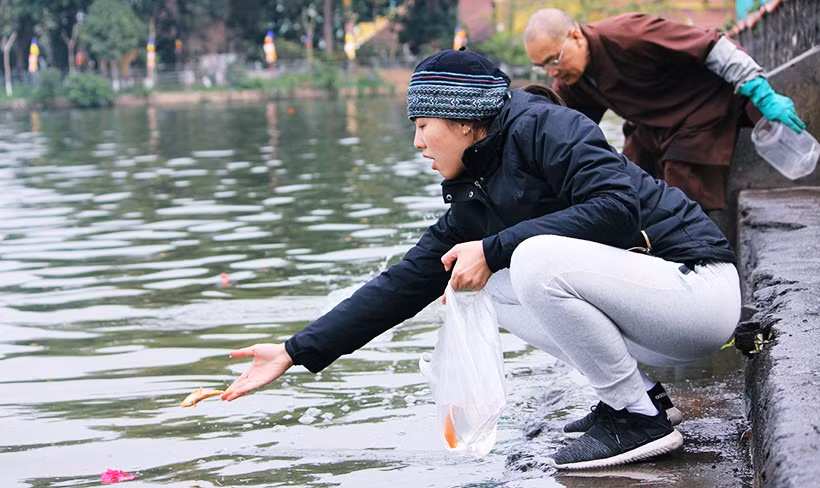 Tại khu vực hồ Tây (Hà Nội), chị Nguyễn Tuyết Lê (ở Tạ Hiện, Hà Nội) mang cá chép đến thả từ rất sớm. Chị Lê cho biết: "Tôi vẫn sinh sống cùng bố mẹ, năm nào cũng được bố mẹ giao cho đi phóng sinh cá chép để tiễn ông Công ông Táo lên trời, với ước mong sang năm mới có được sức khỏe thật tốt cho cả nhà là được rồi".