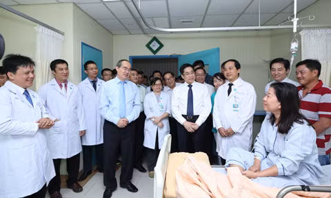 Bí thư Nguyễn Thiện Nhân thăm hỏi người bệnh đang nằm điều trị nội trú tại bệnh viện.