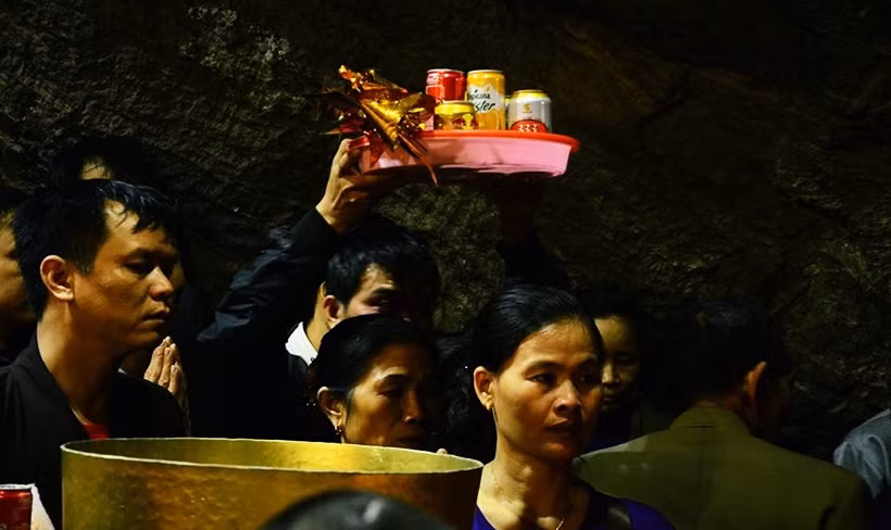 Dù đã được ban tổ chức kêu gọi, các cơ quan truyền thông lên tiếng phản ánh nhưng người dân vẫn mang theo nhiều đồ vật đến động Hương Tích dâng lễ, với ý muốn cầu may.