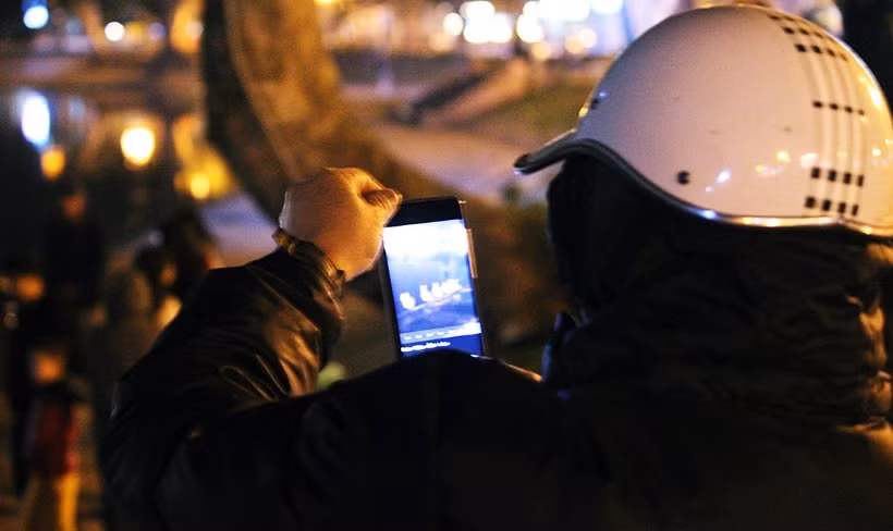 Nhiều người tìm mọi cách để chụp lại ảnh thiên nga.