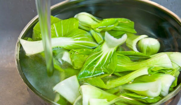 Sai lầm khi rửa rau - ngâm rau lâu trong nước. Không ít người ngâm rau trong nước với hi vọng loại bỏ hóa chất và thuốc trừ sâu. Thực tế, thuốc trừ sâu có độ hòa tan trong nước rất kém. Việc ngâm nước khó có thể loại bỏ được chúng.